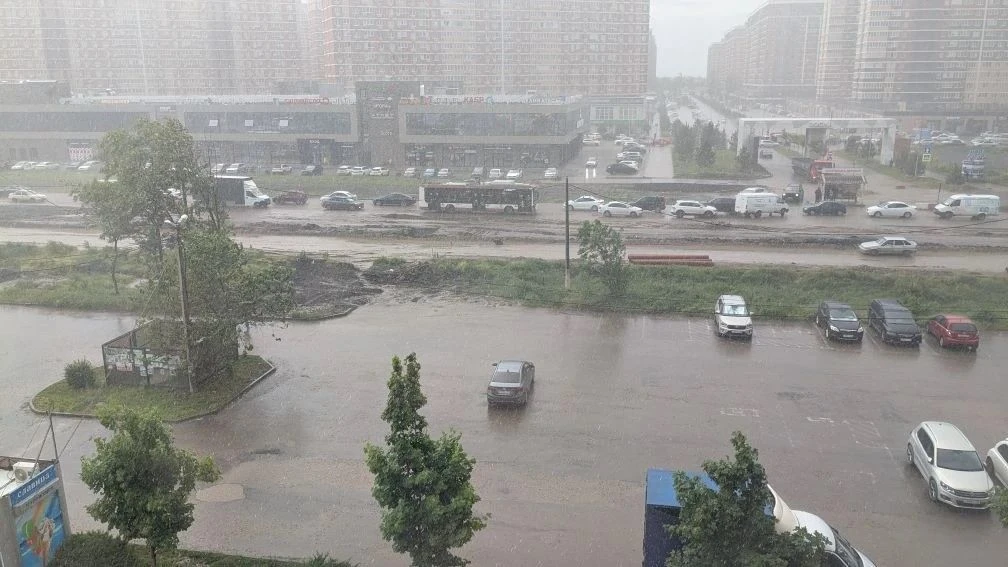 Краснодар накрыл сильный ливень ⛈️  Над городом слышны раскаты грома. С верхних этажей зданий видно,