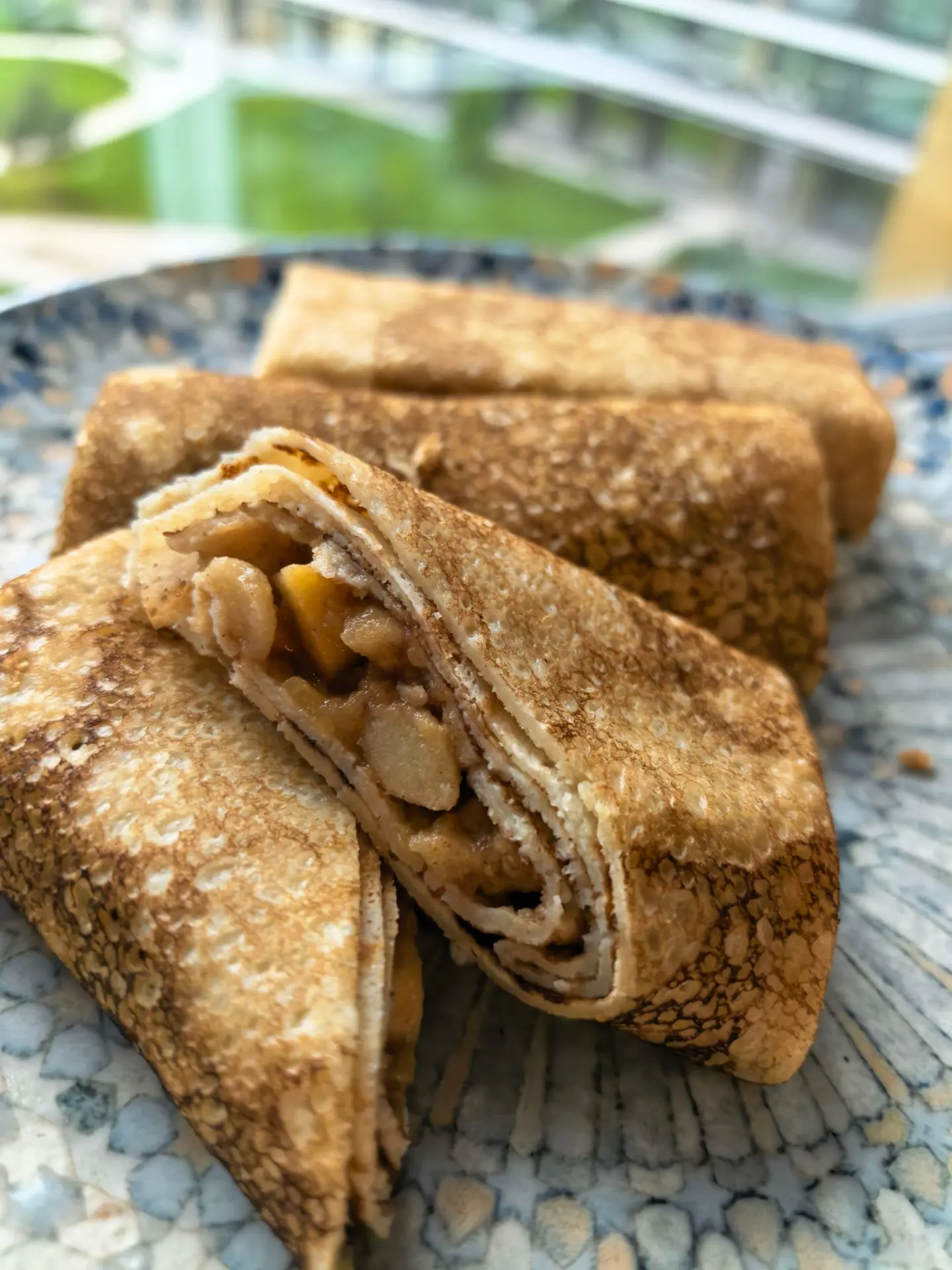 Много яркой корично-яблочной сладко-кисленькой начинки, тонкий ажурный блин - просится ...