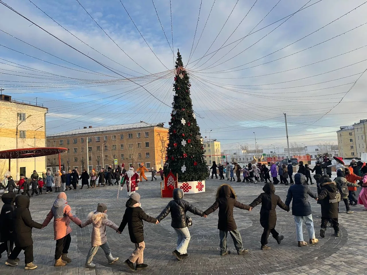 ОТКРЫТИЕ ГОРОДСКОЙ ЁЛКИ.

23 декабря в самом центре города Ак- Довурак, на площади Дворца культуры с