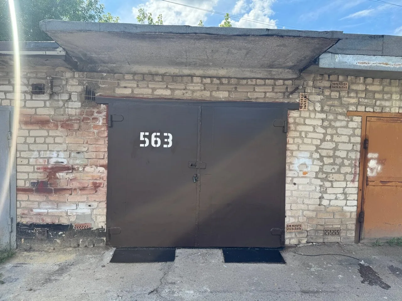 Продаётся гараж в ЦГР, кооператив «Дружба»
📍 ул. Колхозная, 40 (центральный район). Горловка

Гараж