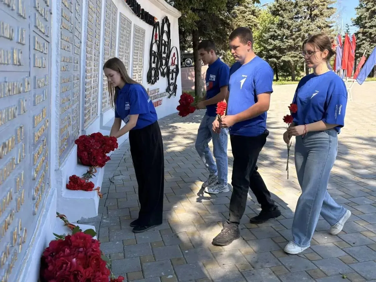 Активисты молодежных общественных организаций Ясиноватой почтили память жертв Великой Отечественной 