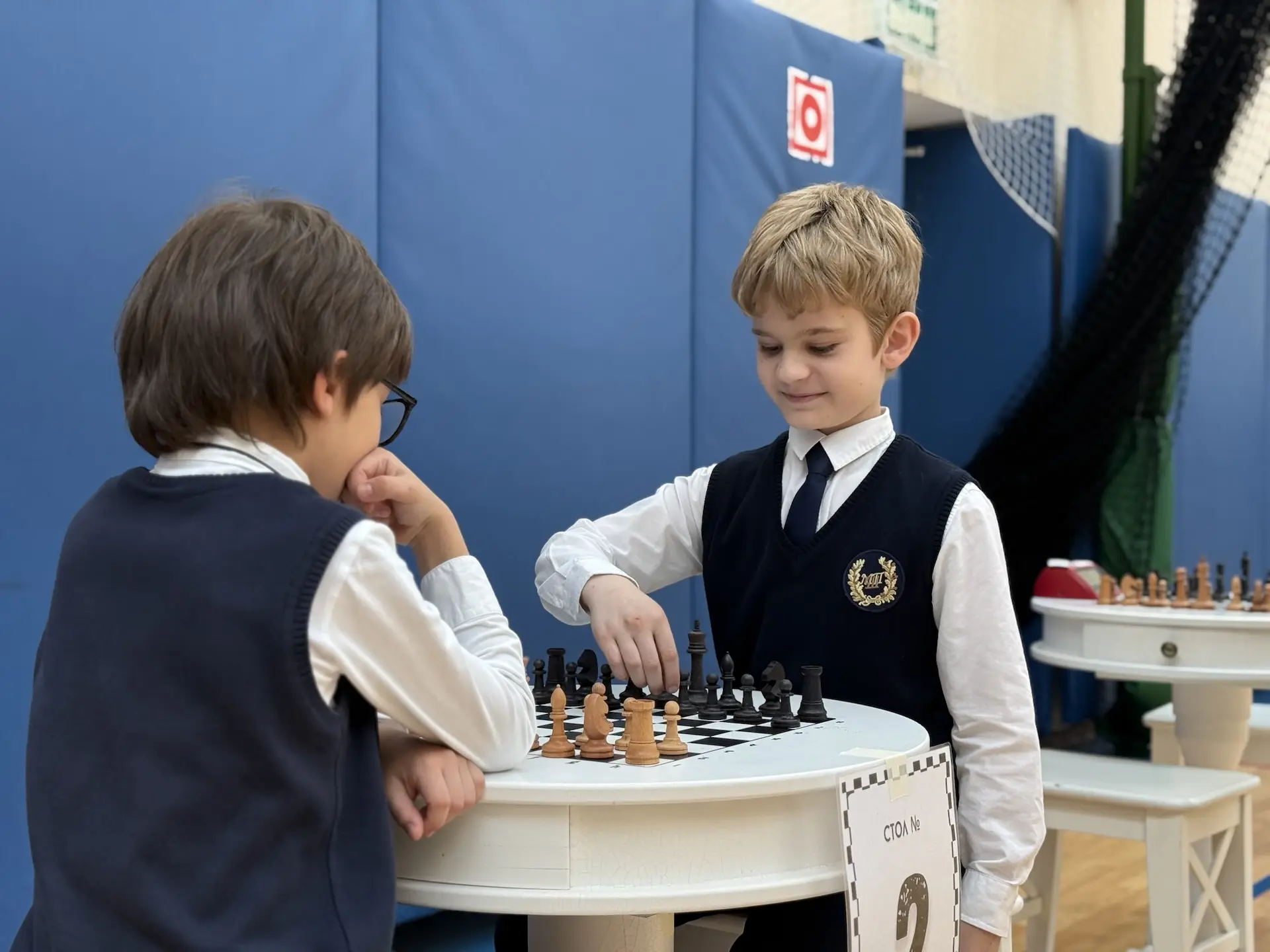 В начальной школе прямо сейчас идет шахматный турнир ♟️  Маленькие стратеги сражаются за звание лучш