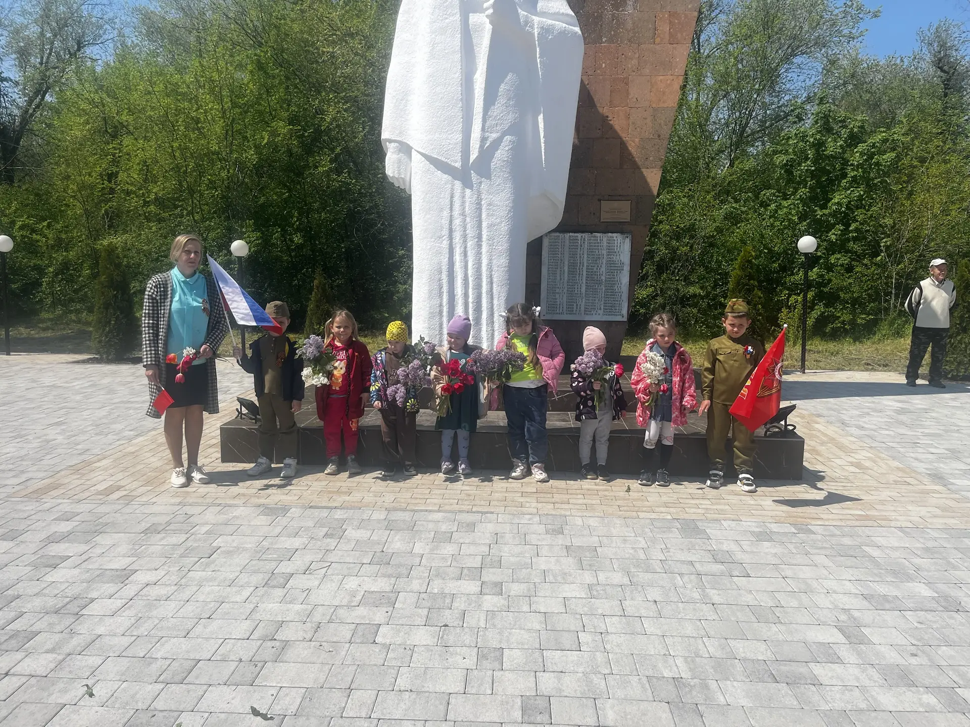 🎗Сегодня старшие ребята нашей группы побывали у памятника "Скорбящая мать". Мы почтили...