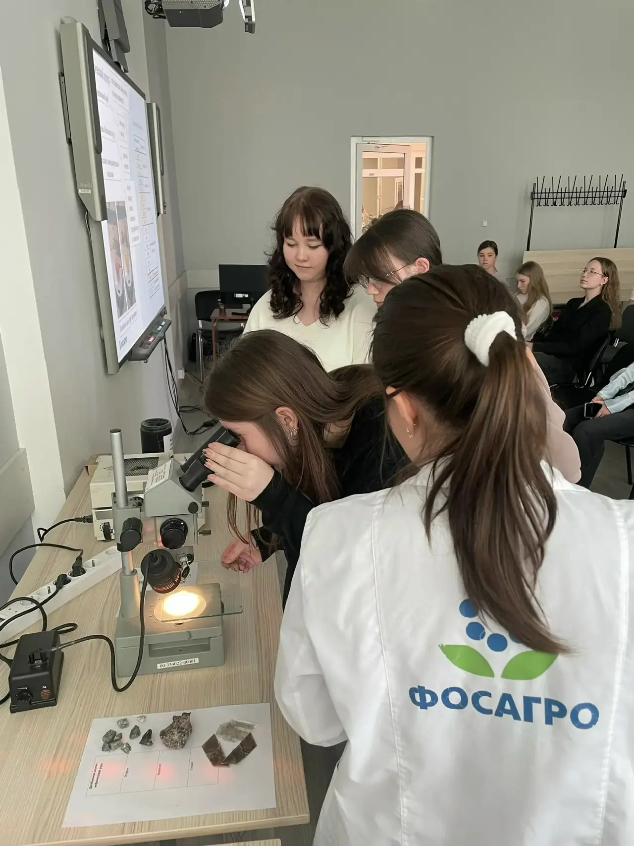 💥«День с ФосАгро» в Мурманске: школьники проложили маршрут к профессии  В областной научной библиоте