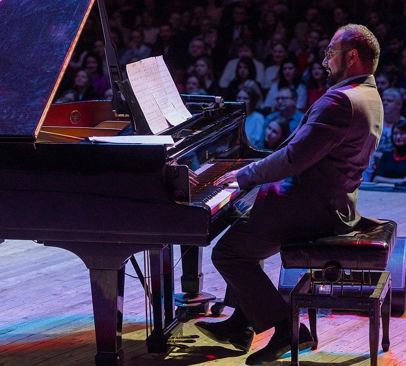 В начале июля пианист Тони Карапетян со своим Tony Karapetyan Trio представит в Москве, Петербурге и