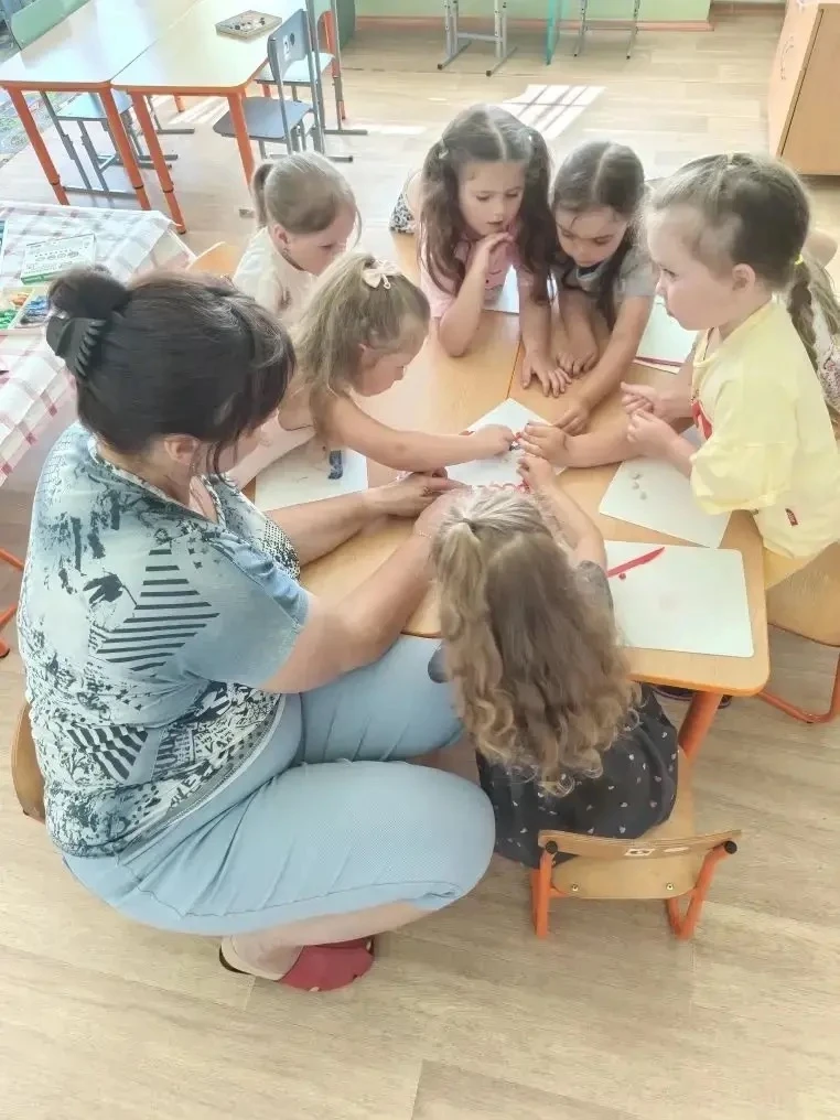 🇷🇺 Маленькие сердца — большая любовь к Родине! Сегодня наши ребята из средней группы ...