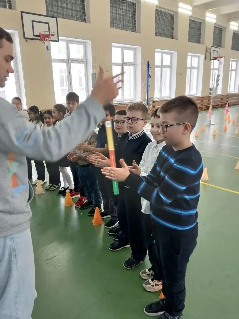 🚦 УЧИМСЯ БЫТЬ ЗАМЕТНЫМИ И ВНИМАТЕЛЬНЫМИ НА ДОРОГЕ  12 февраля в нашей школе сотрудники «ГБОУ ДО ЦДЮТ