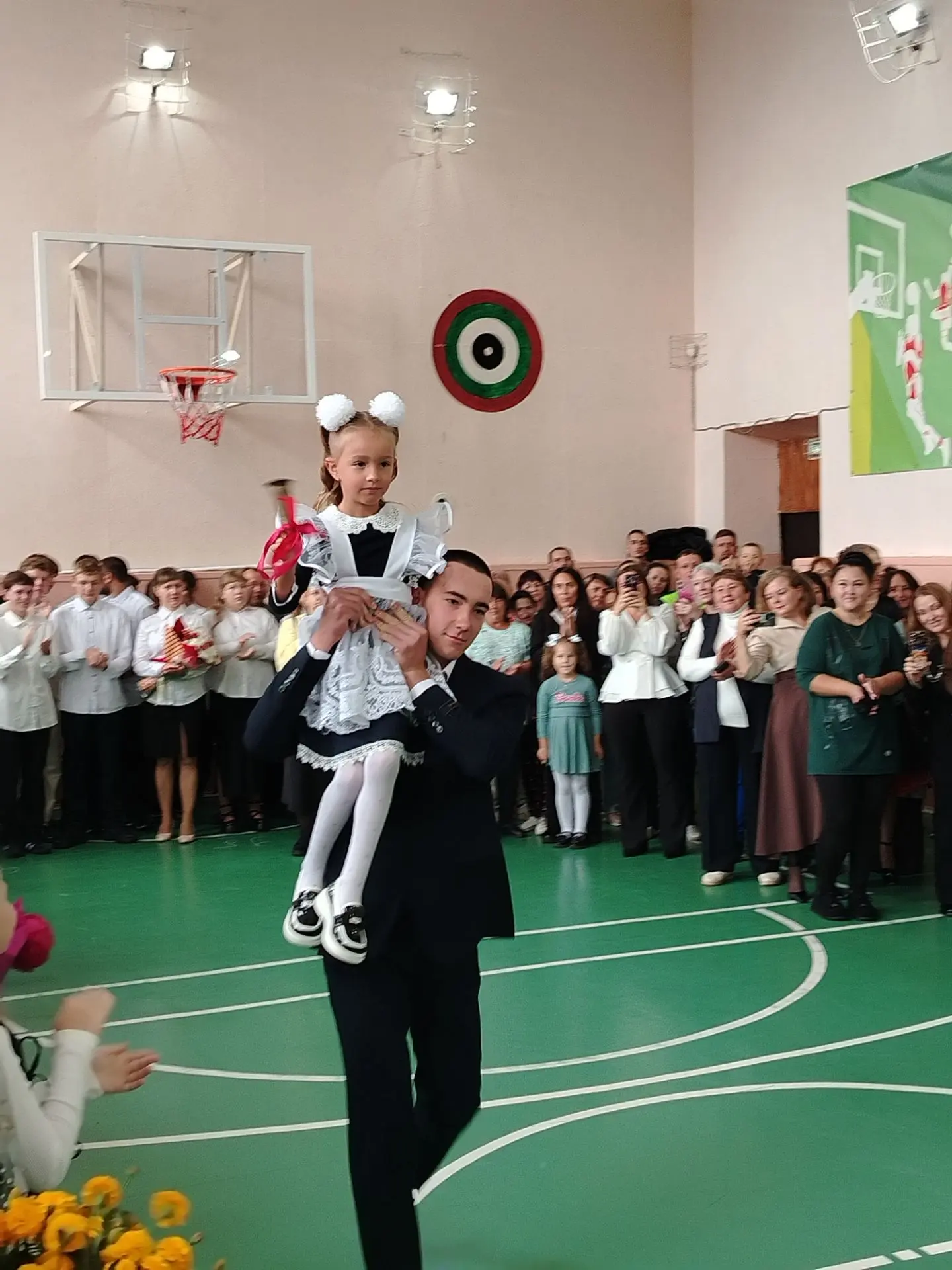 В "Убинской средней школе №2", прошла торжественная линейка, посвященная Дню знаний!💥🎒🔔