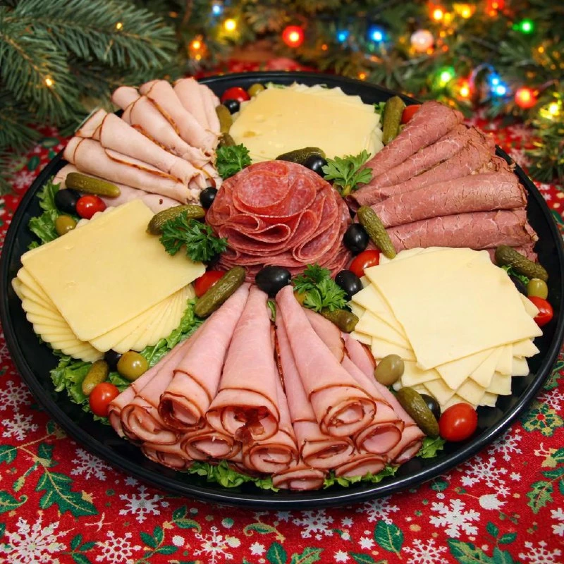 ПРАЗДНИЧНАЯ МЯСО-СЫРНАЯ НАРЕЗКА — ЭФФЕКТНО И ВКУСНО

ИНГРЕДИЕНТЫ (на большое блюдо):

МЯСО И КОЛБАСЫ