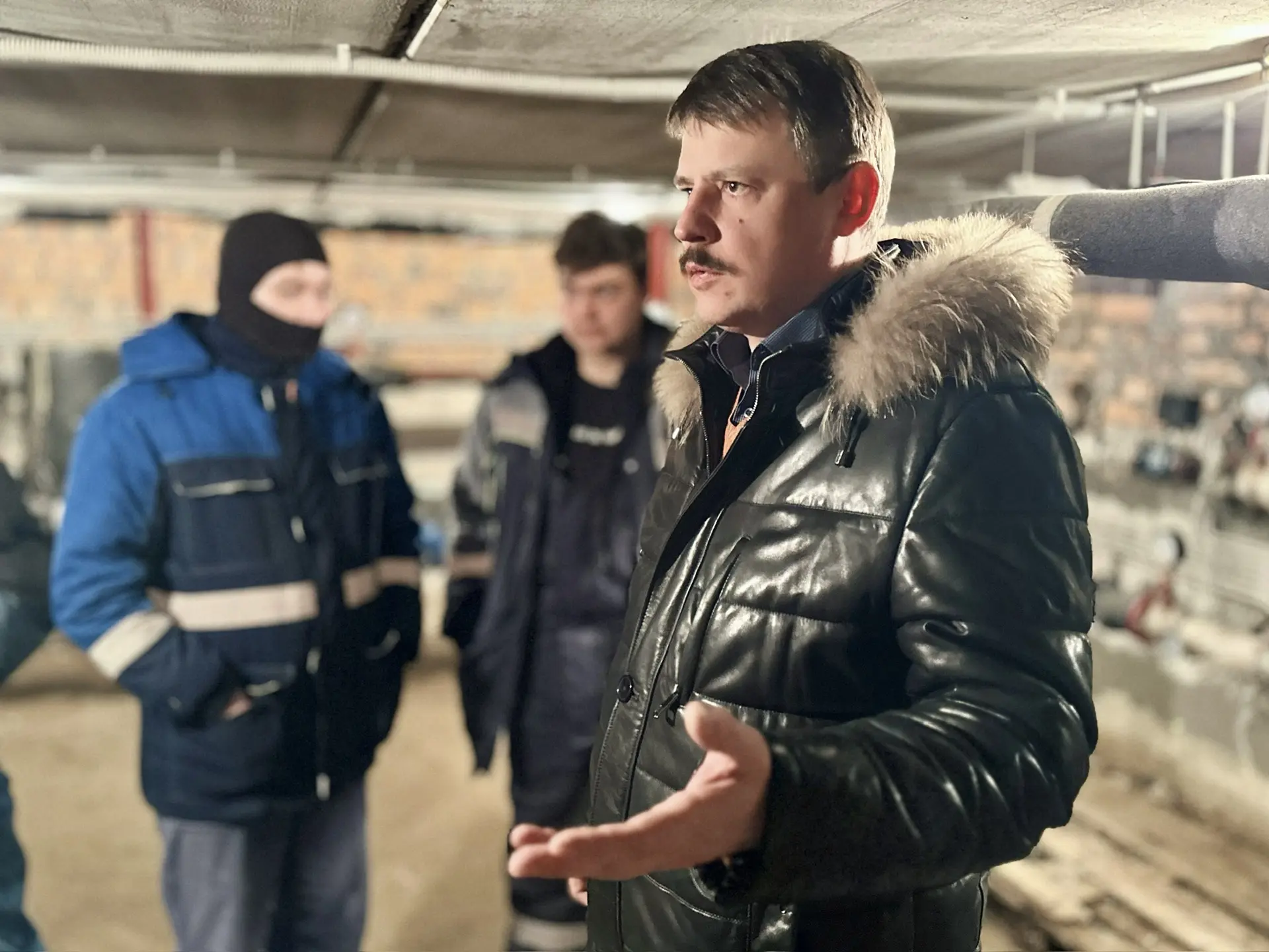 Жилищные инспекторы вместе с собственниками осмотрели подвал дома №16 на бульваре Бориса Щербины   Н
