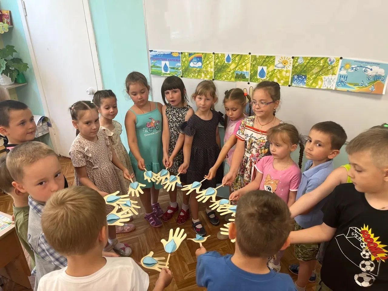 Наши юные исследователи «День капельки»! 💧🌊
 
В старшей группе прошёл невероятно интересный день. 