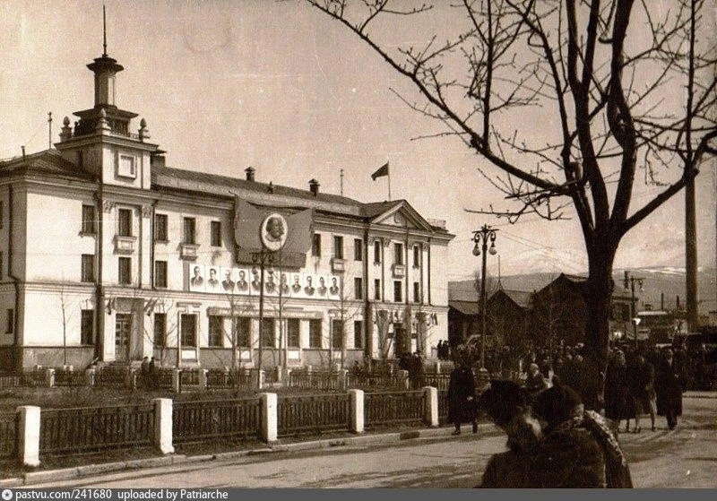 Гостиница "Южно-Сахалинская" открылась в середине 50-х годов прошлого века. На первом этаже располаг