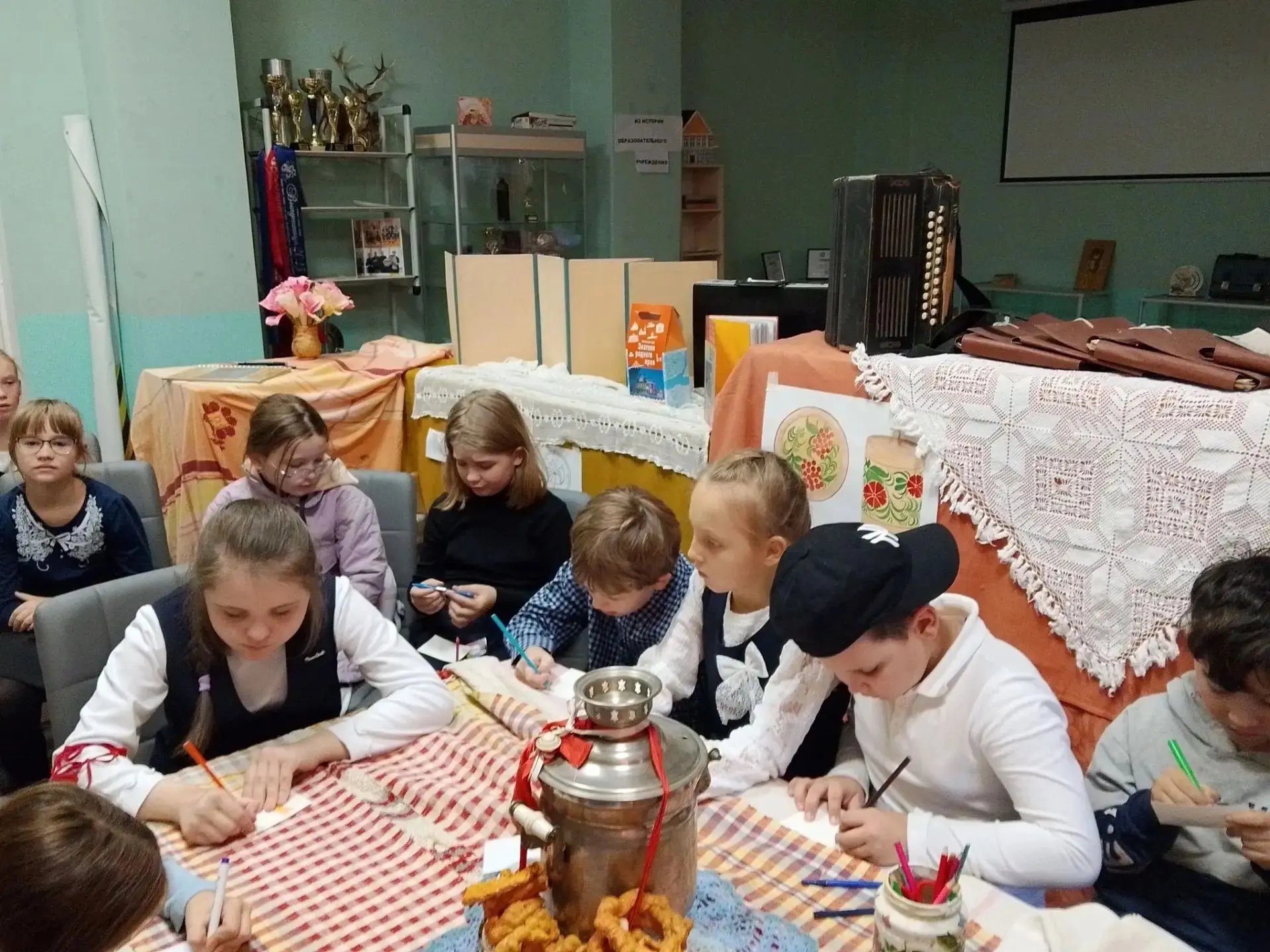 Сегодня учащиеся 2в класса посетили занятие "Бабушкины секреты" в школьном музее. Спаси...