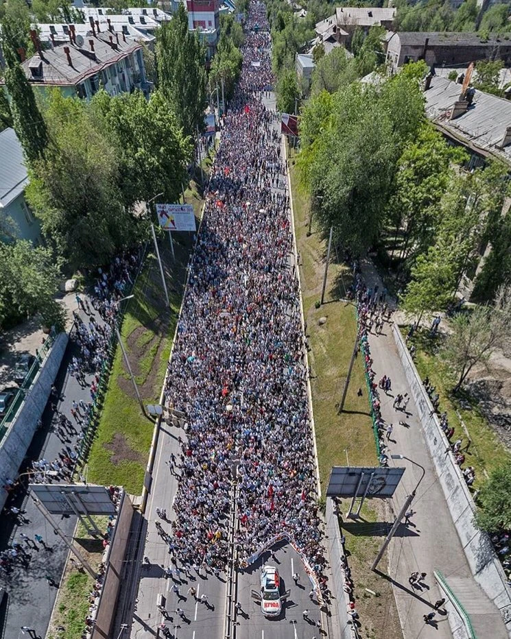 Более 30 тысяч человек вышли на "Бессмертный полк" в Бишкеке. Люди несут с собой фотографии ветерано