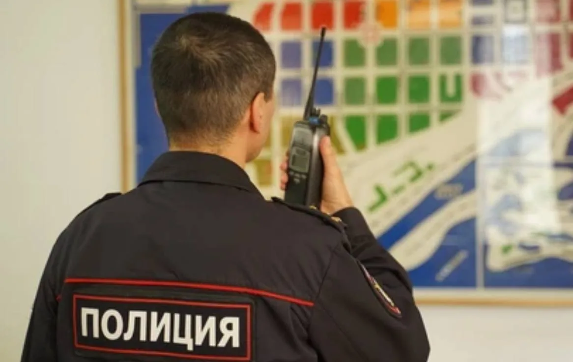 ❗️Силовики с участием спецназа провели проверку в стрим-баре «Хата» в Екатеринбурге, вл...