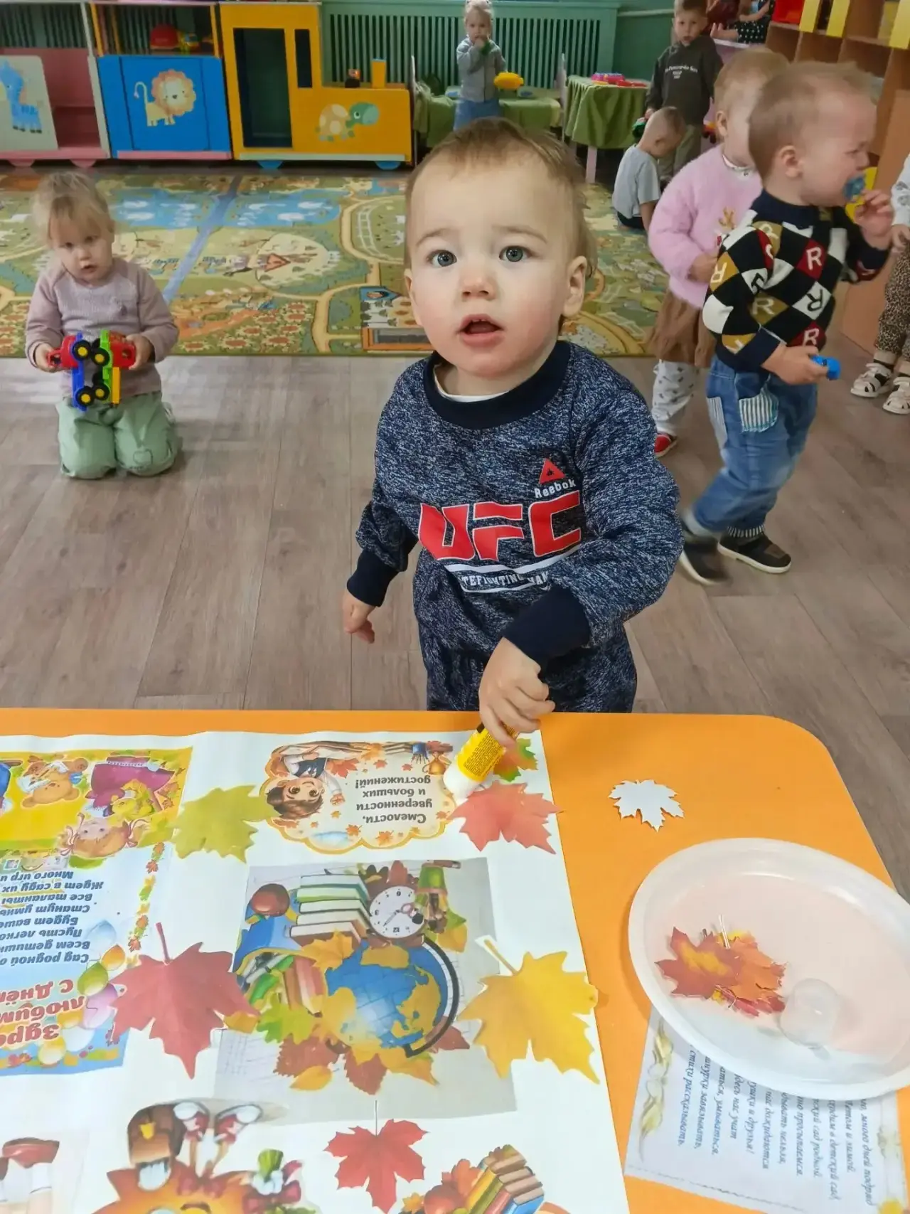 День знаний в младшей группе : праздник, с которого начинается путь к открытиям.