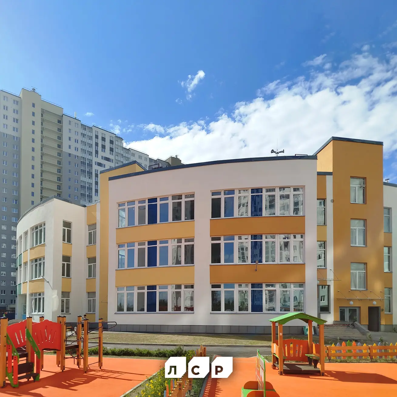 2️⃣ в 1️⃣

С одной стороны — детский сад 🐤, а с другой — начальная школа 🧑‍🎓, и всё — в одном зда