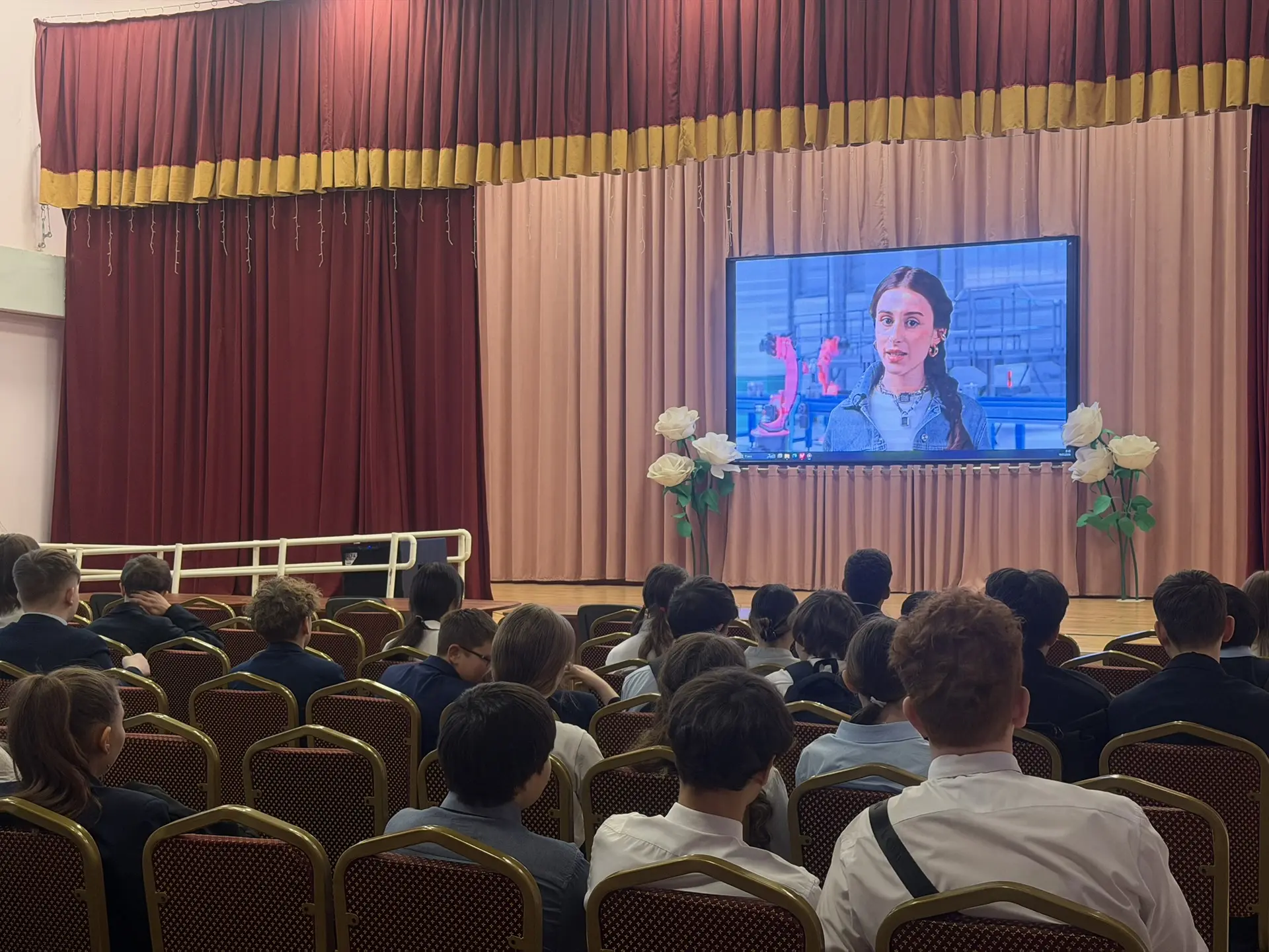✨ Сегодня, наш день начался с особой атмосферы — прошла традиционная линейка с исполнением гимна Рос