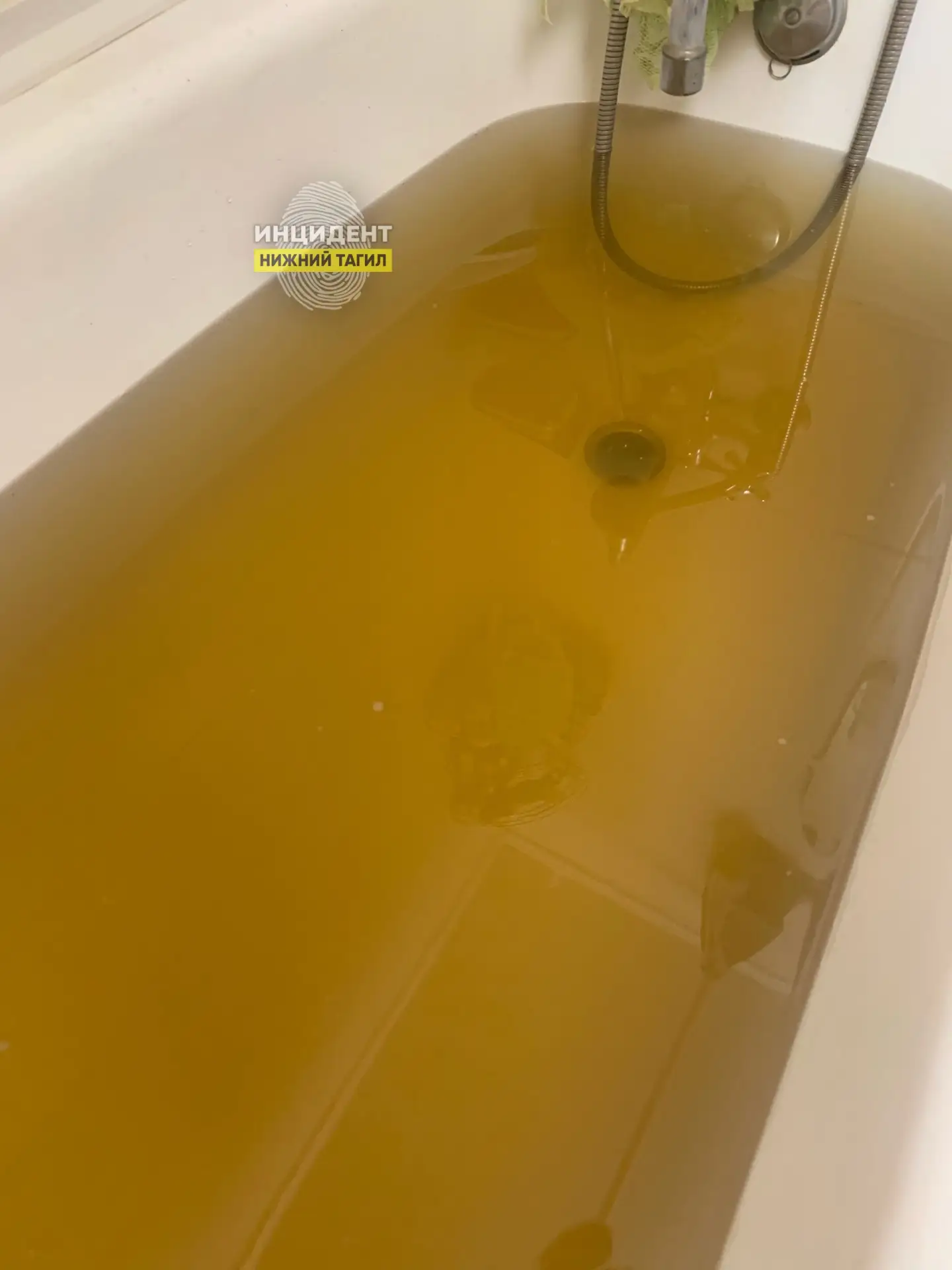 ⭕ Жёлтая вода из крана. Несмотря на обещания властей обратить внимание на ситуацию, кач...