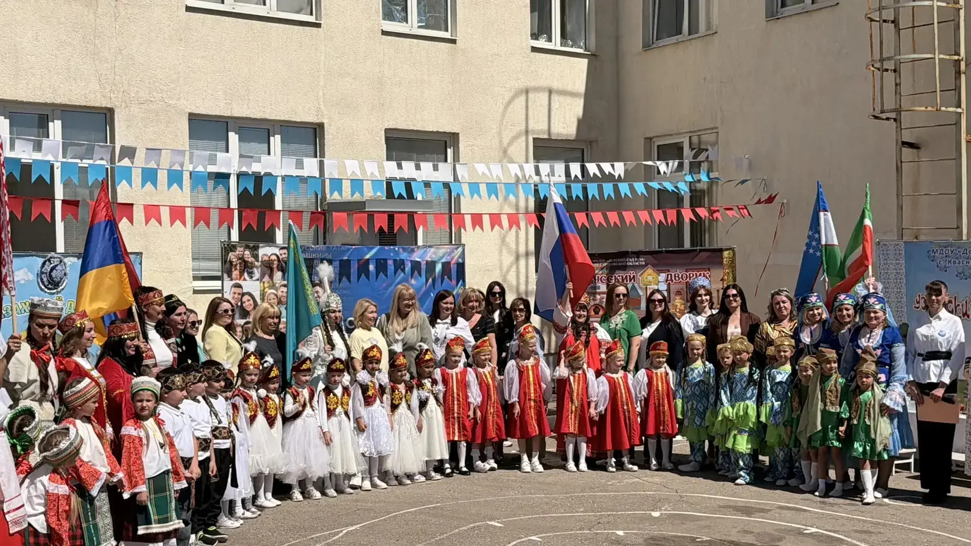 Воспитанники младшей группы хореографического коллектива "Гран па" (преподаватели Светличная Е. А., 