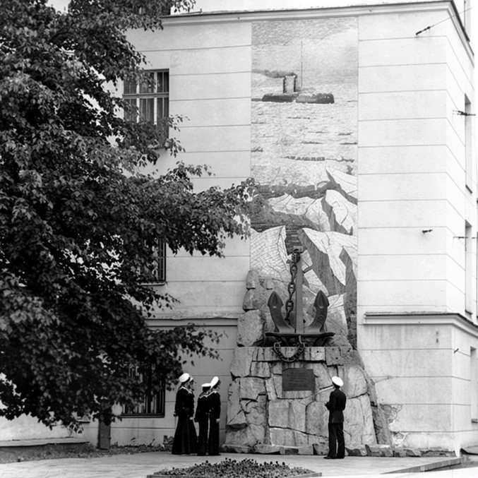 В 70-е годы был установлен памятник-мемориал, посвящённый ледоколу «Ермак». Этот мемори...