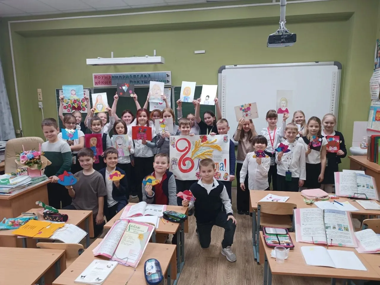 🌸 С праздником весны от 3 «А» и 3 «Б»! 🌸  Сегодня в нашей школе по-особому ярко светит солнце, ведь 