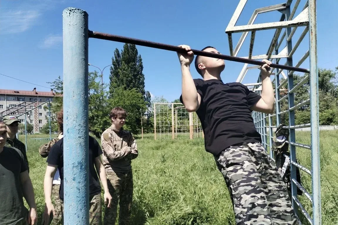 🇷🇺 Торжественное открытие военных учебных сборов в 34-й школе! 🪖  Вчера в СОШ №34 для учеников 10-х 