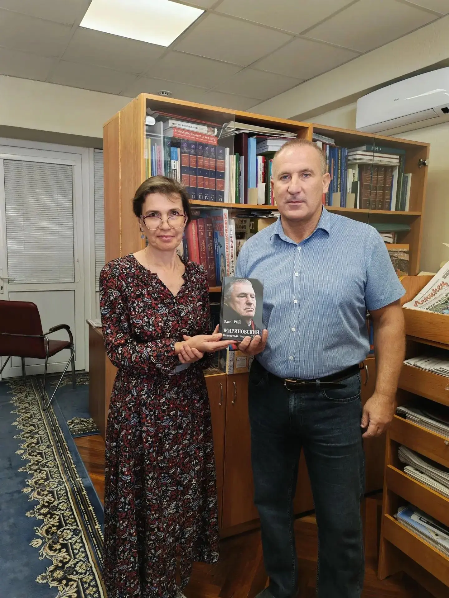 Сохраняя наследие: Дмитрий Грачев передал книгу о Жириновском в парламентскую библиотек...