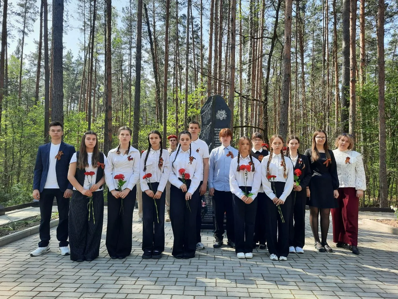 🎈ДЕНЬ ПОБЕДЫ - 2026
🕊АКЦИЯ "ВАХТА ПАМЯТИ"

Активисты Движения Первых МБОУ СОШ N3 г.Суража возложил