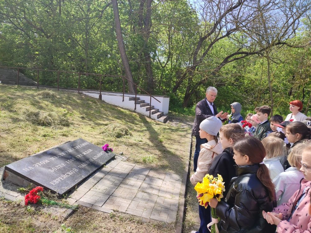 Путешествие к истокам нашей памяти 🙏  Накануне Дня Победы лицеисты 2 А вместе с классным руководител