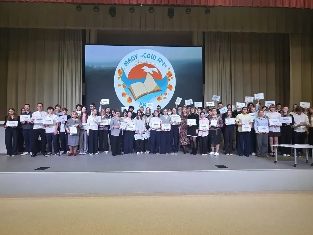 📢 Ежемесячные рабочие линейки — добрая традиция нашей школы!  🎤 Директор школы, Рябова Н.В., традици