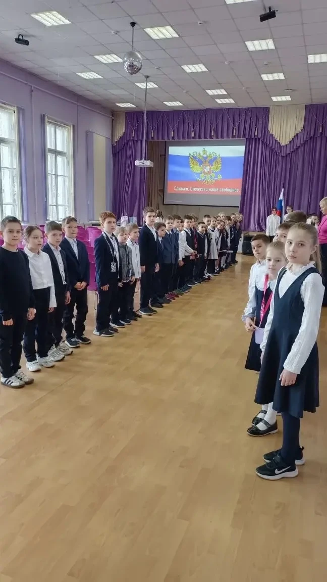 🇷🇺Бодро и дружно вступаем в новую учебную неделю!  По традиции наш понедельник начался с торжественн