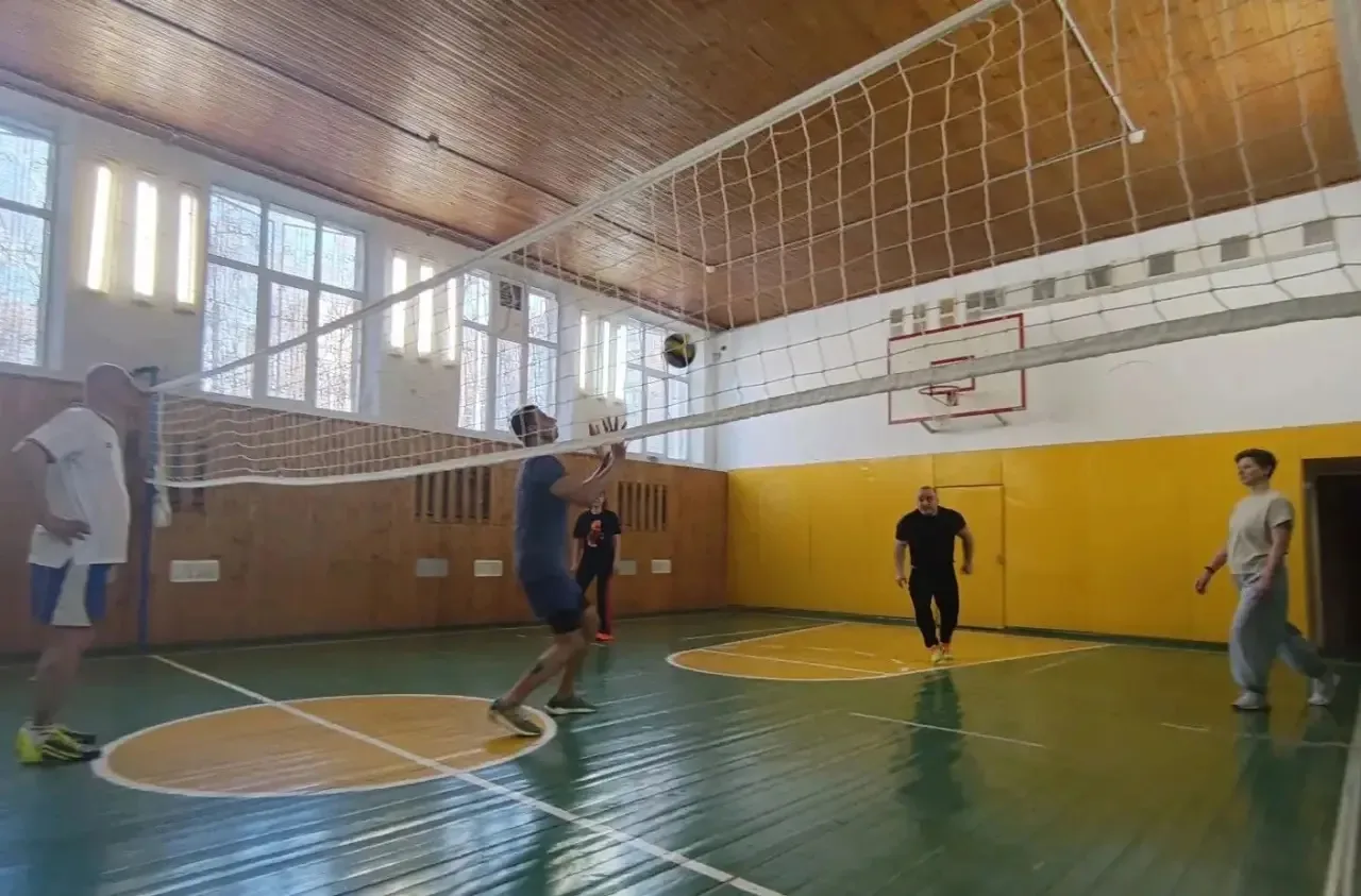 ВОЛЕЙБОЛ НА КАНИКУЛАХ🏐  🤾 Сегодня в нашей школе состоялся турнир по волейболу среди педагогов и роди