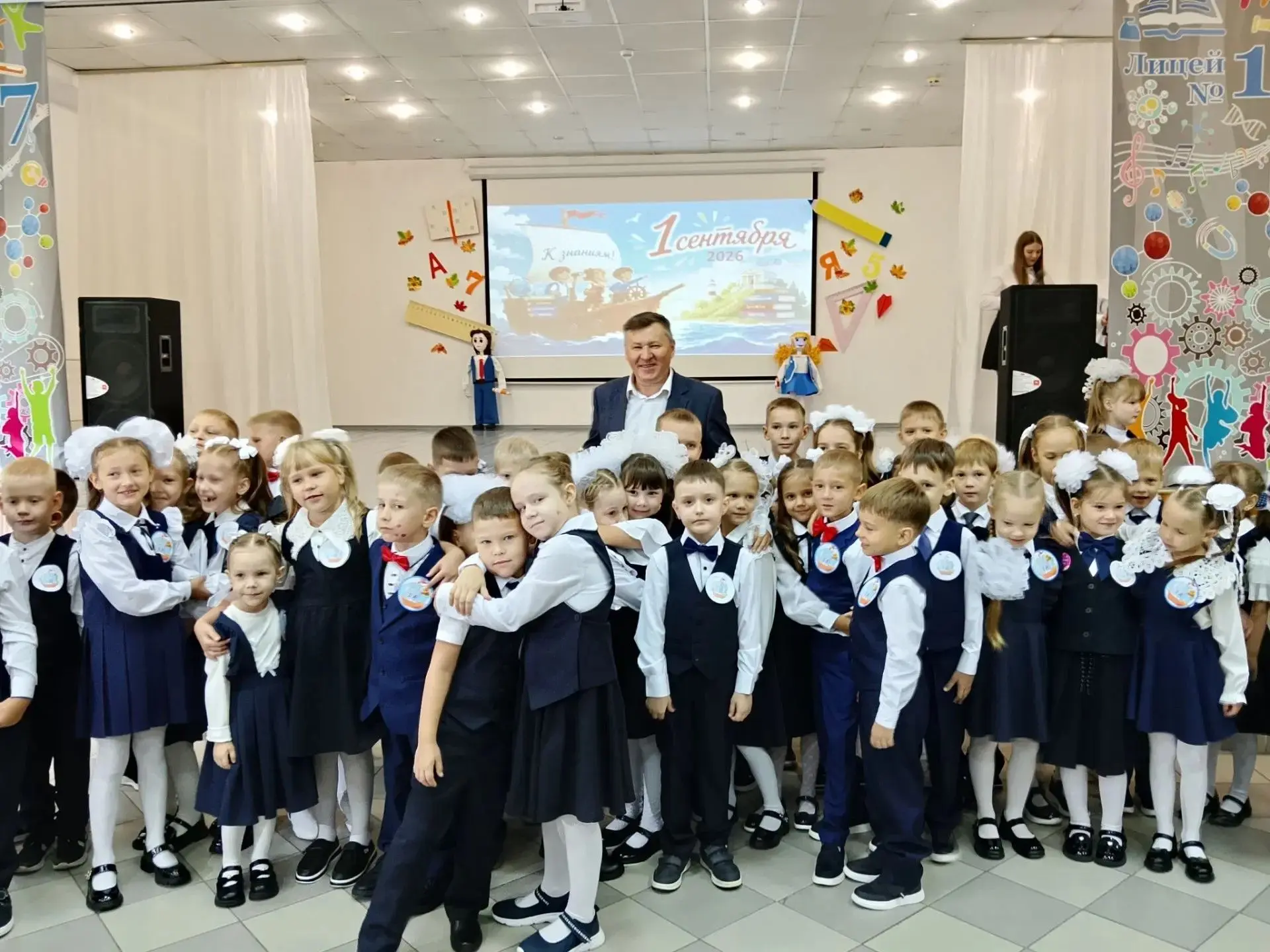 Сегодня во всех школах Берёзовского прошли торжественные линейки, открывающие новый уче...
