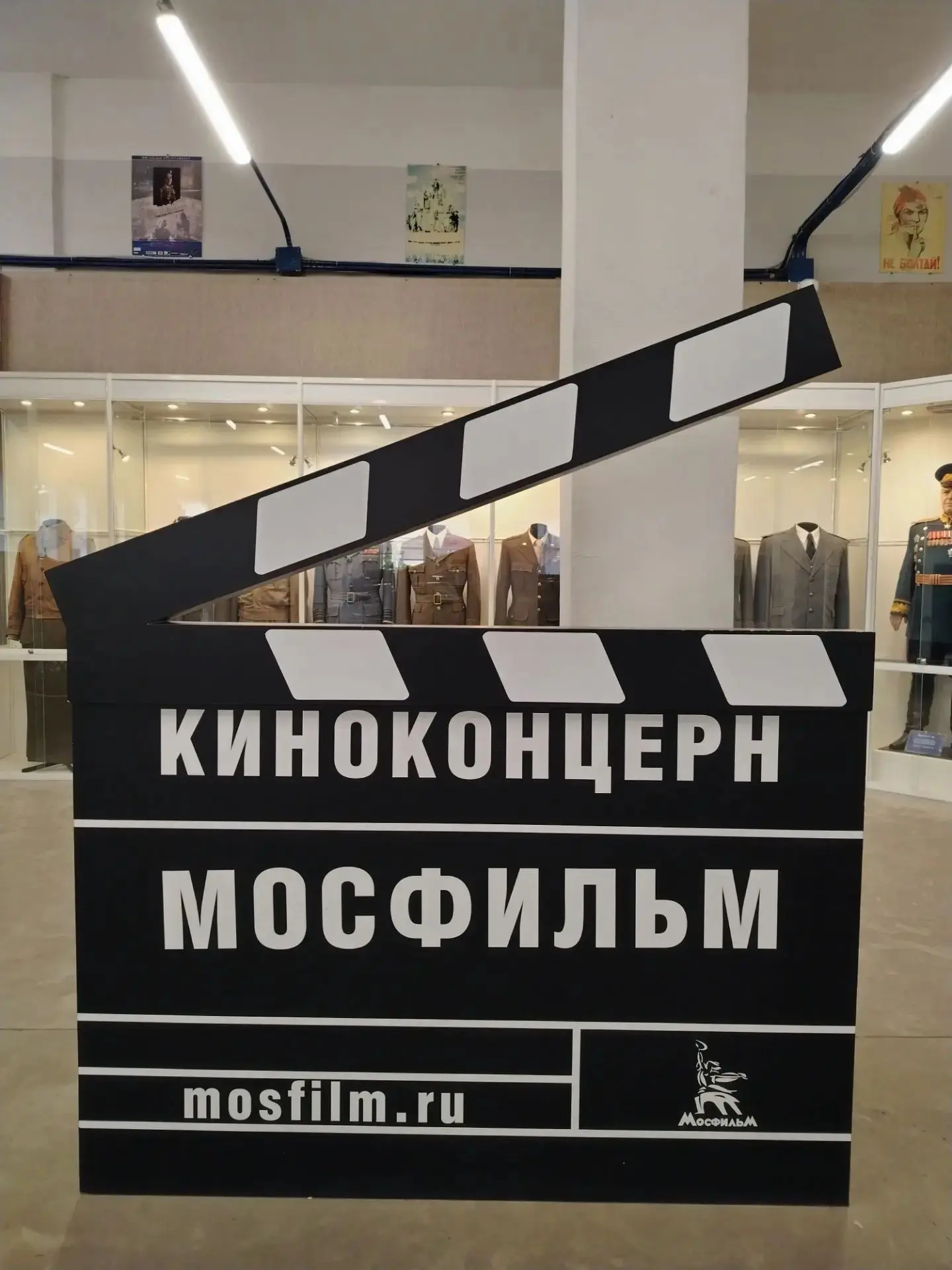 Фильм, фильм, фильм! 🎬 Но сначала библиотека! 📚

Все мы любим волшебный мир кино ✨🎞 Но прежде чем