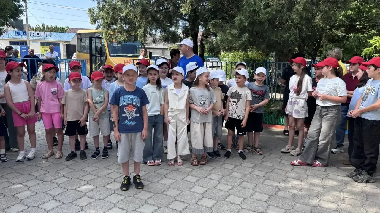 Утренняя зарядка в лагере «Непоседы» — бодро, дружно, с пользой! ☀️
Сегодняшнее утро в лагере начало