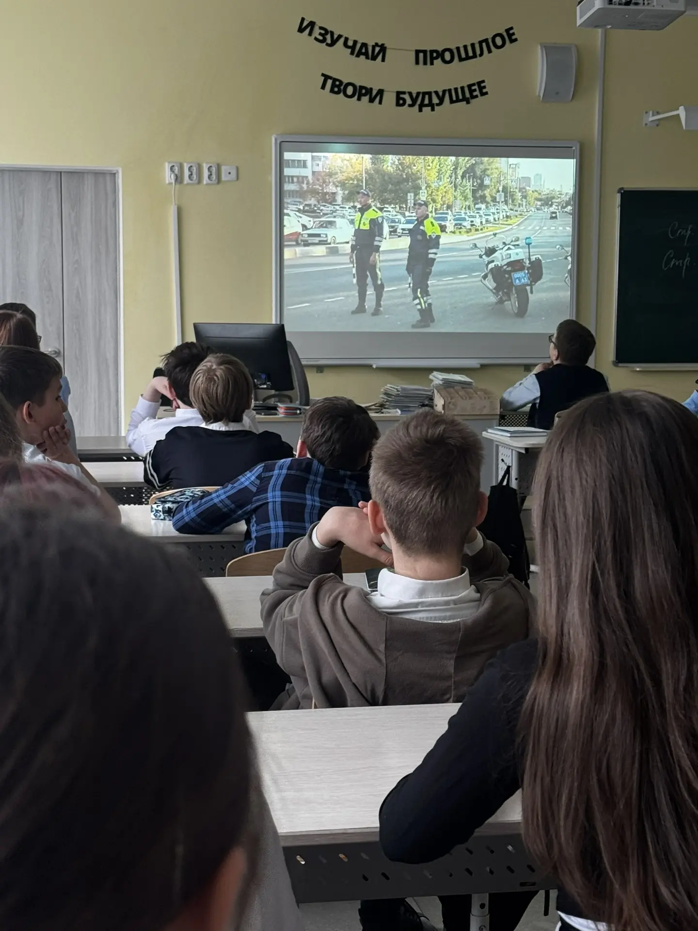 🚦 В нашей школе прошли профилактические показы фильма о безопасности детей на мотоциклах  В рамках р