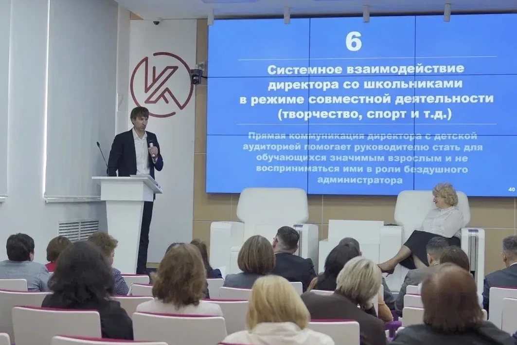 Каникулы? Только не для нашего директора!  🚀 Пока наши школьники наслаждаются отдыхом и набираются с