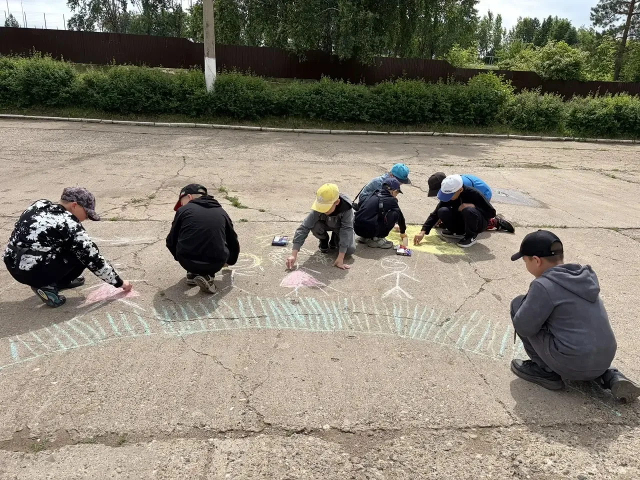 В пришкольном  лагере состоялся конкурс рисунков на асфальте. Рисование на улице — это не только вес