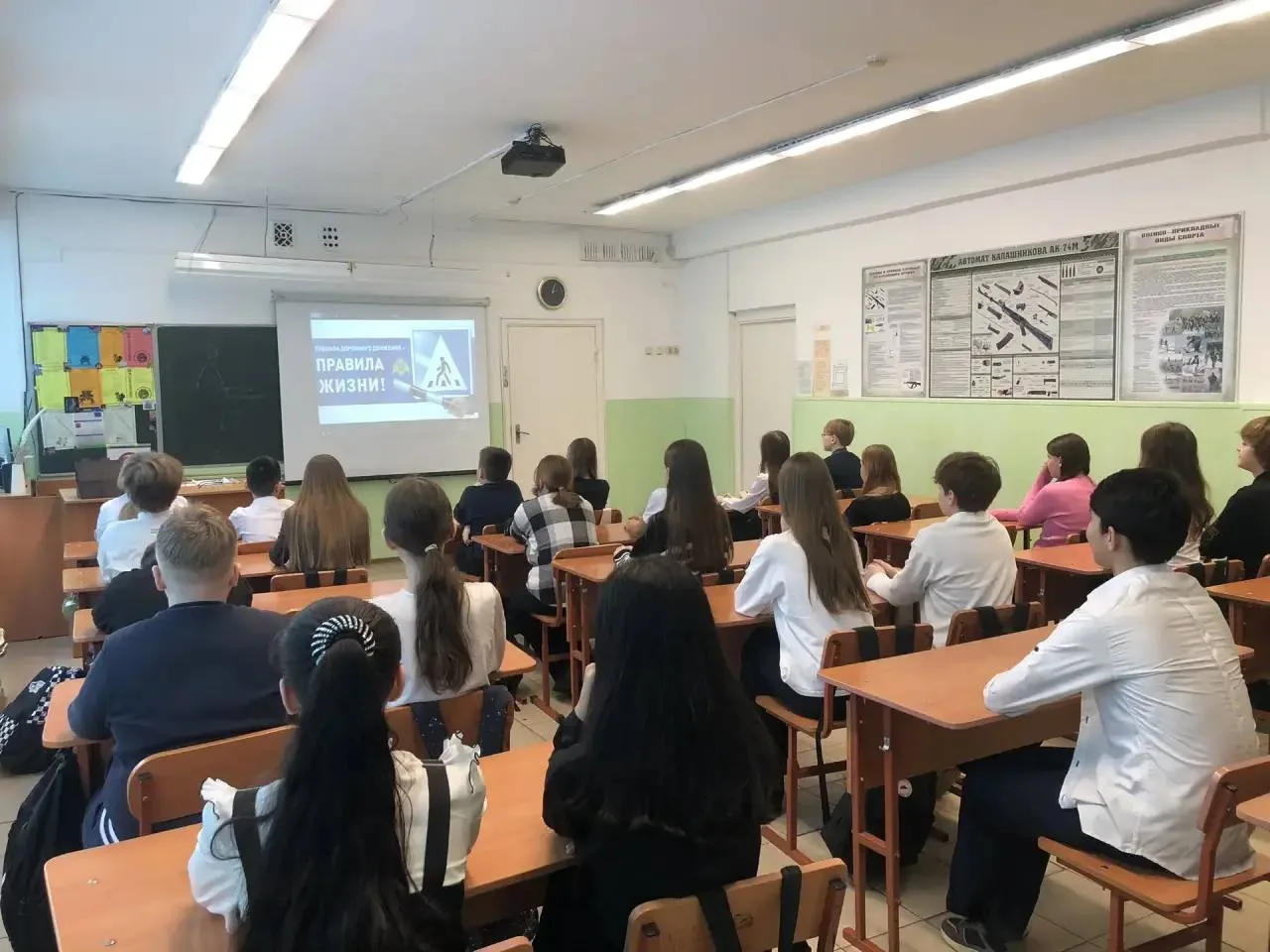 🚔 Безопасность на дорогах: классные часы по ПДД в нашей школе  В нашей школе прошли тематические кла