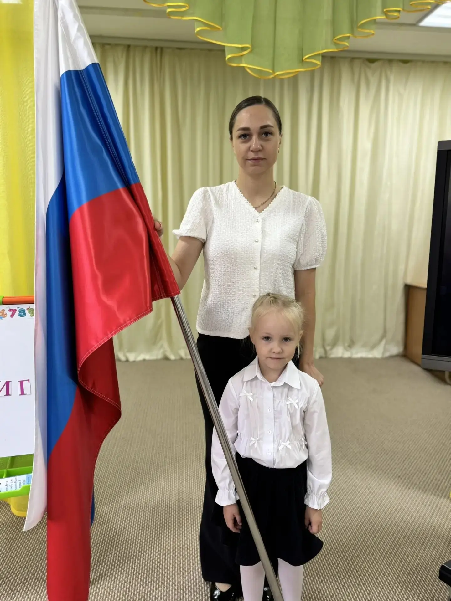 Снова понедельник, а значит — традиционная утренняя линейка! 🌞