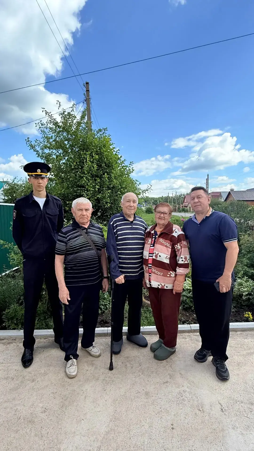 👮‍♂️Совет ветеранов Бугульмы и сотрудники полиции навестили ветерана органов внутренних дел.

🏠 Пр