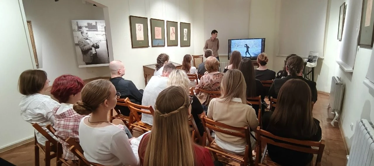 В Доме Кустодиева состоялась встреча с фотографом Дмитрием Дадонкиным📸