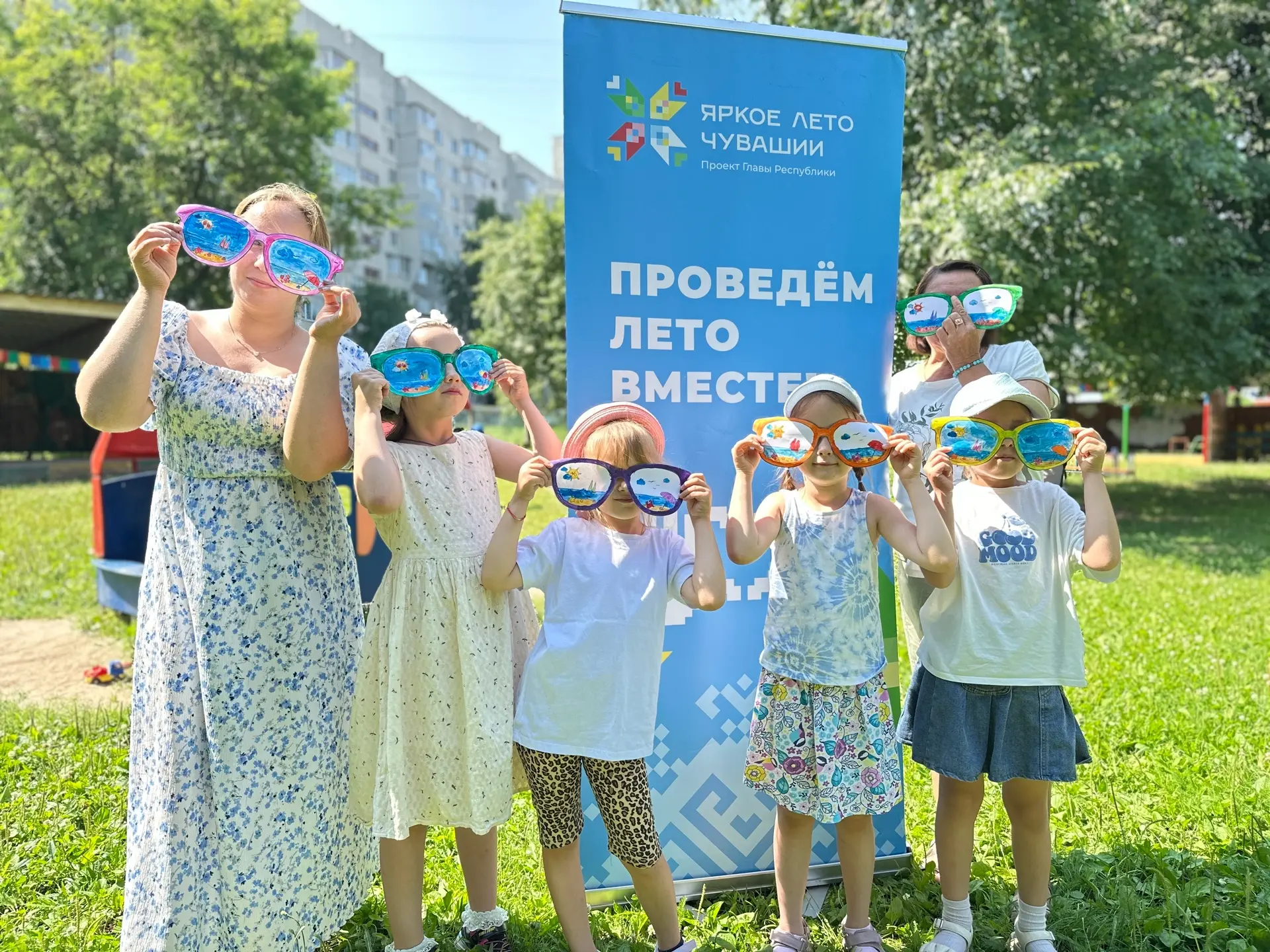 👌Сегодня наши воспитанники вместе с мамами и бабушками окунулись в мир творчества прямо на прогулоч