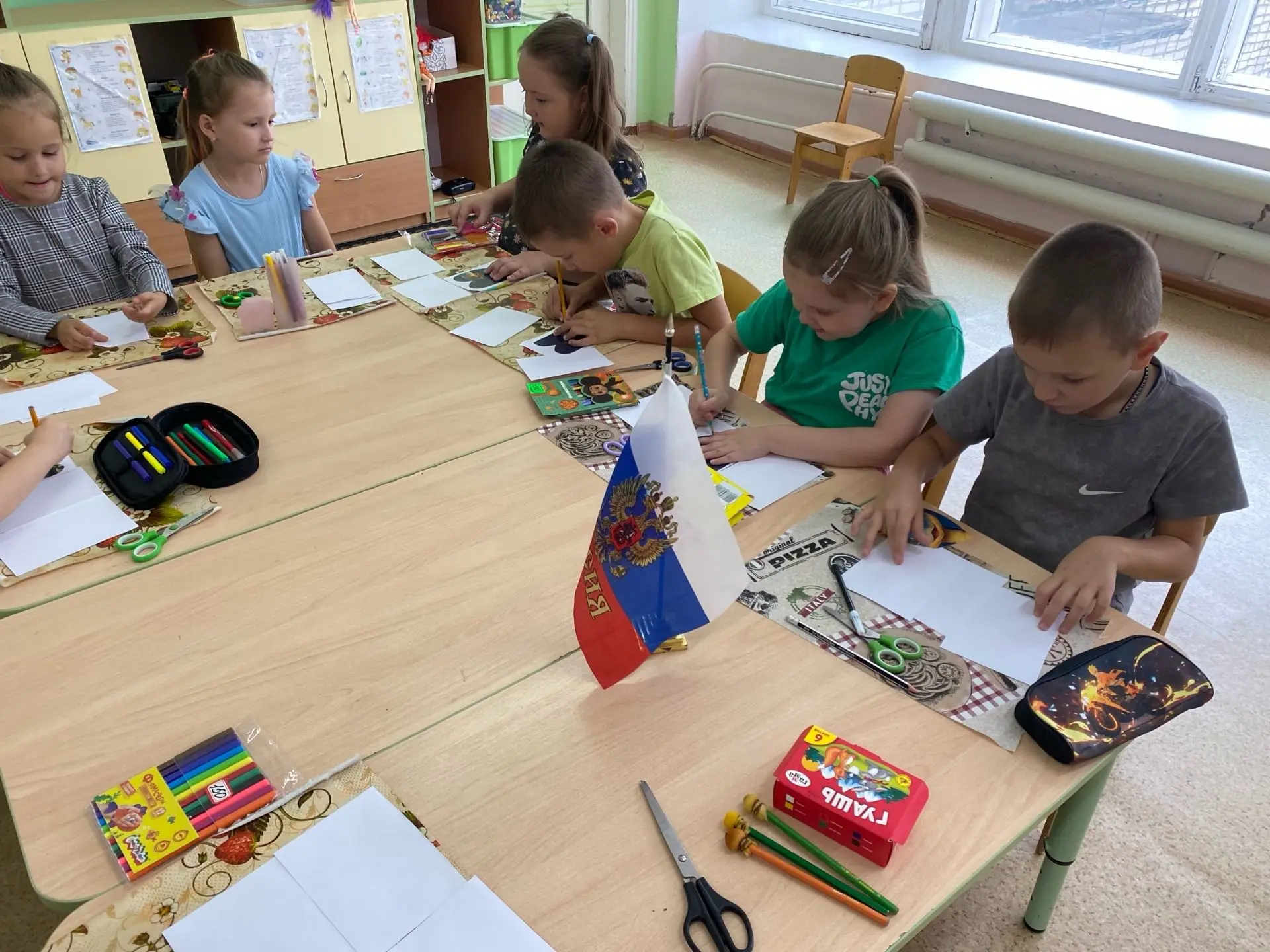 Ко Дню Государственного флага России дети старшей группы сделали яркую поделку! 🇷🇺