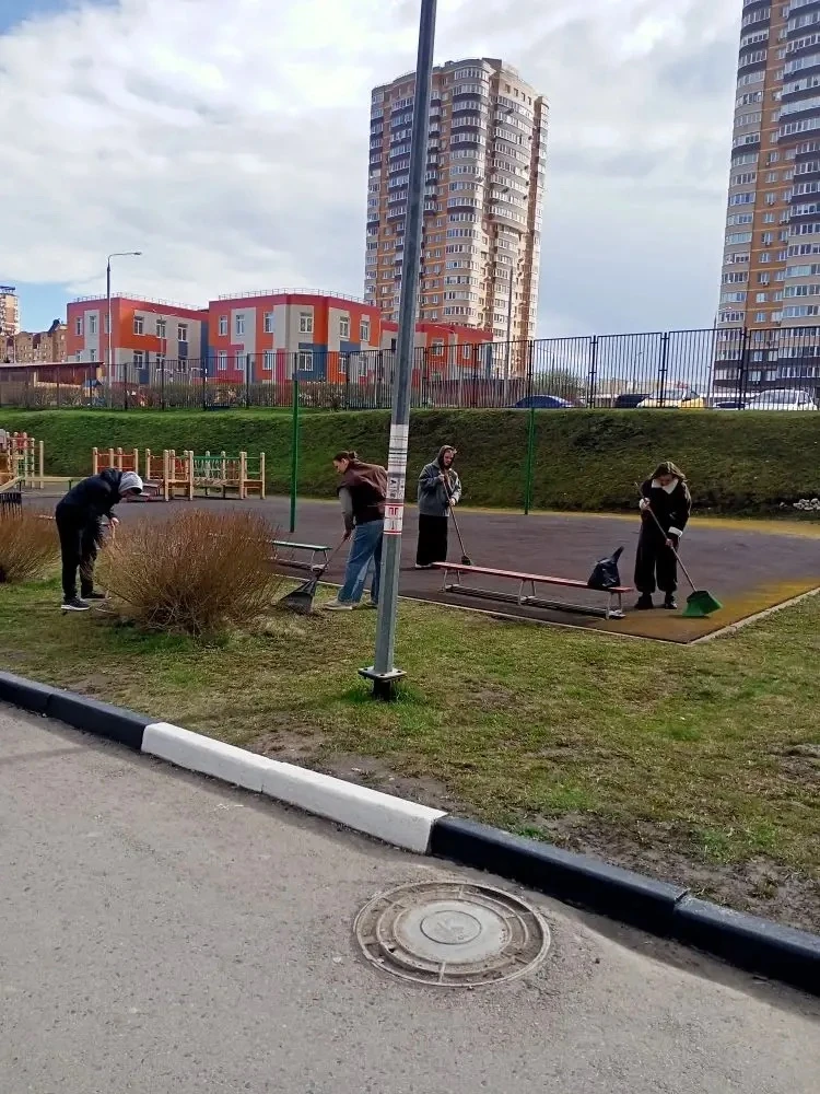 Сегодня сотрудники МБОУ ЦО №58 «Поколение будущего» приняли участие во Всероссийском субботнике.   В