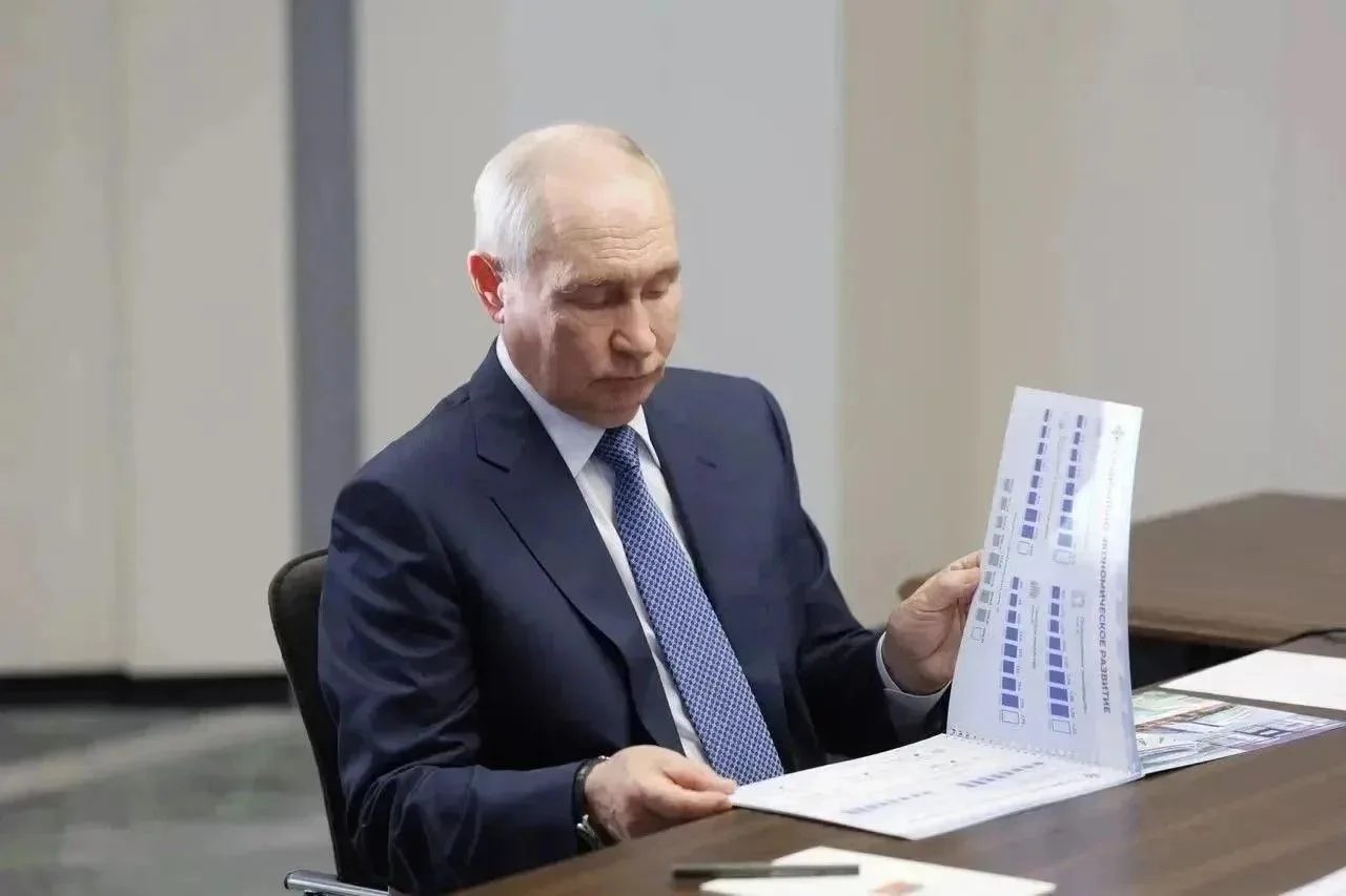 Президент Владимир Путин в ходе поездки в Новосибирскую область заслушал доклад Губерна...