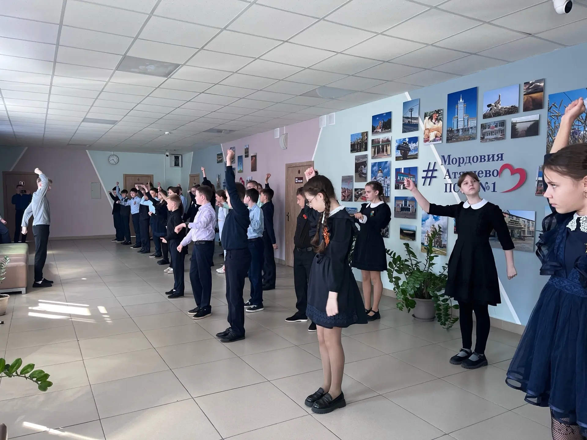 Мы зарядку очень любим – выполнять её мы будем!

Утро в нашей школе началось позитивно: с улыбок, ве