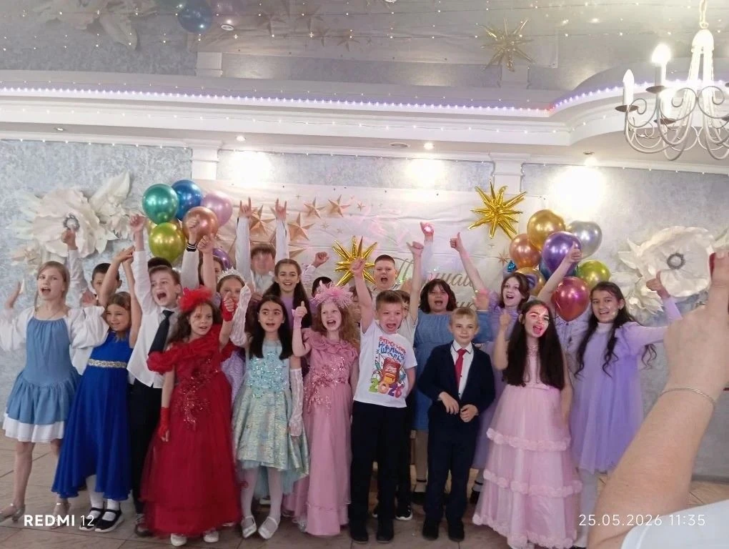 После торжественного бала ребята из 4А собрались в удобном и уютном кафе, чтобы отметит...