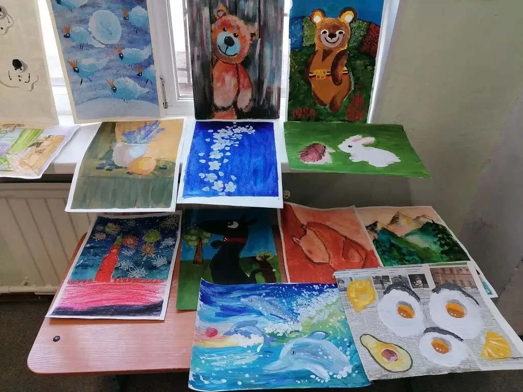 Маленький вернисаж: когда каждый — художник! 🎨✨  Сегодня холл первого этажа нашей школы превратился 